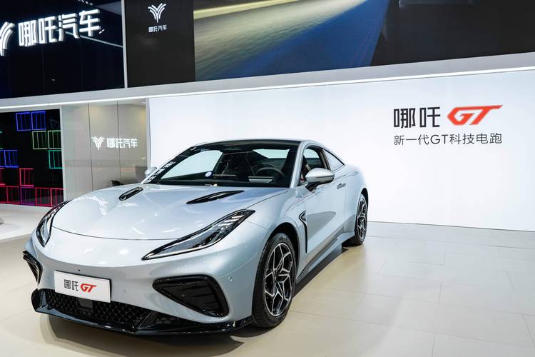 广州171哪吒汽车在智能汽车领域的表现，领途汽车在新能源汽车市场中的影响力